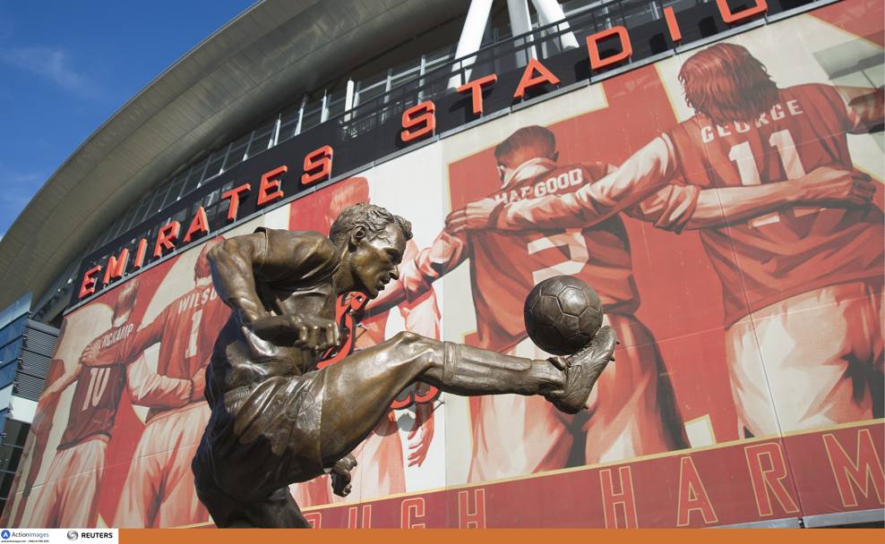 Quella di Bergkamp  la quarta statua di bronzo sistemata fuori dallo stadio dell’Arsenal: le altre raffigurano Henry, Chapman e Tony Adams. Action Images 